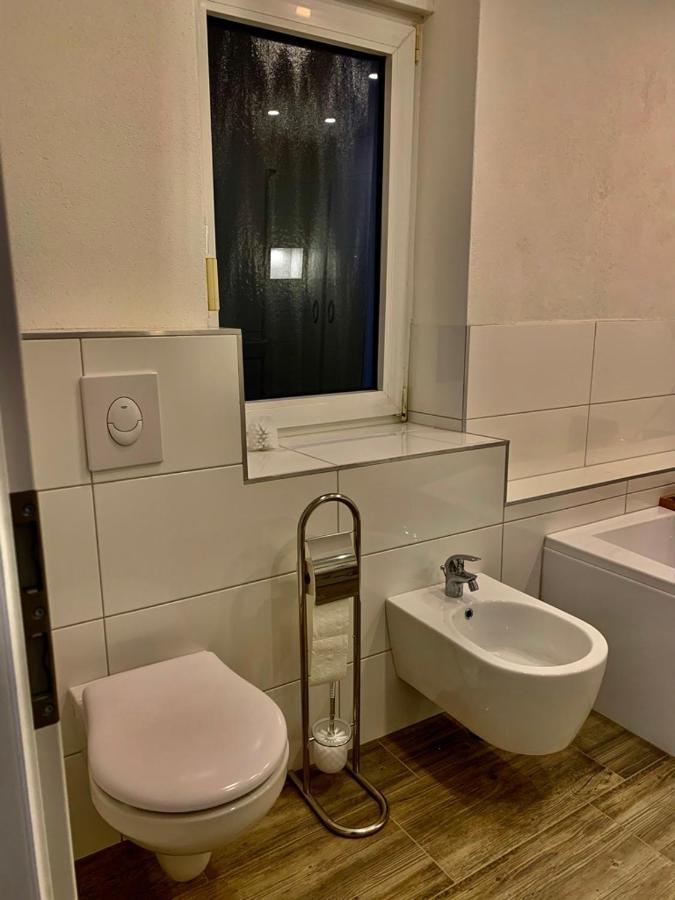 Monteurzimmer Oberlistingen Zweibettzimmer Mit 2 Baedern Breuna Kültér fotó