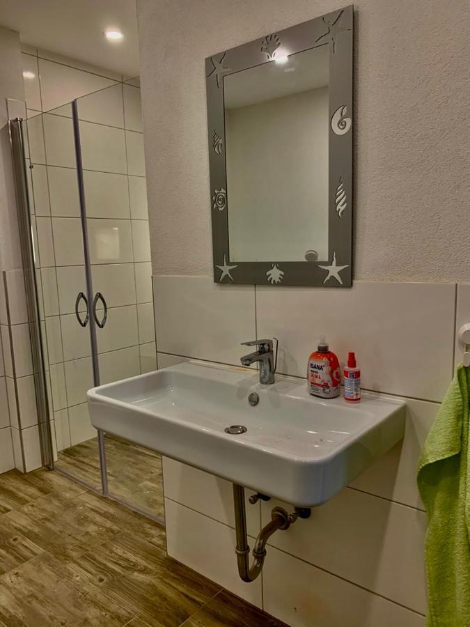 Monteurzimmer Oberlistingen Zweibettzimmer Mit 2 Baedern Breuna Kültér fotó